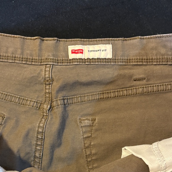 Wrangler Men's Relaxed Fit Khaki Jeans - Picture 2 of 4